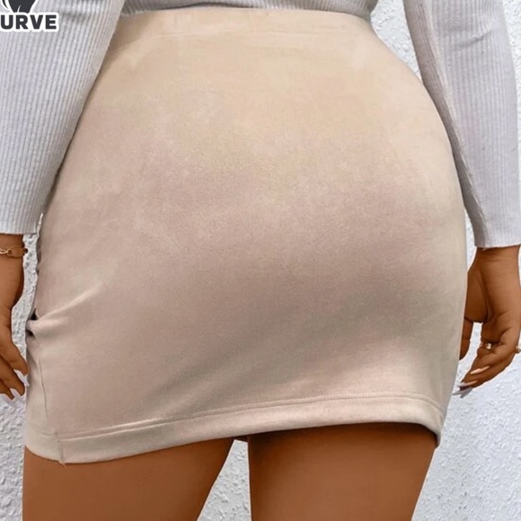 Plus Vegan Suede Stretchy Waist Fitted Mini Skirt - Picture 4 of 9